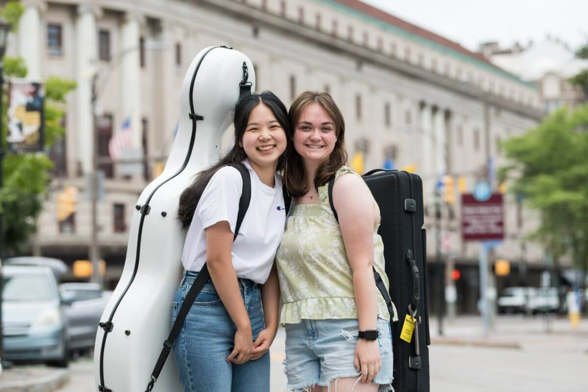 Cellist Ariunenerel Gantumur of Ulaanbaatar, 蒙古(经过西雅图)(左)和来自西雅图的布林·考格尔(中提琴)在搬进学生生活中心之前停下来拍照，这是十大赌博正规老平台伊士曼音乐学院2027届一年级学生入住的时候.